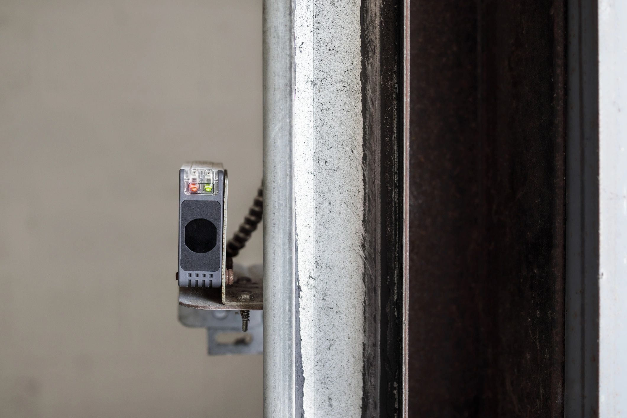 Photoelectric safety sensor for gate opener